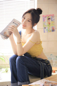 老爷含着春桃的乳